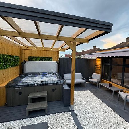 Wild & Free Hot Tub Retreat Apartment Dartford Luaran gambar