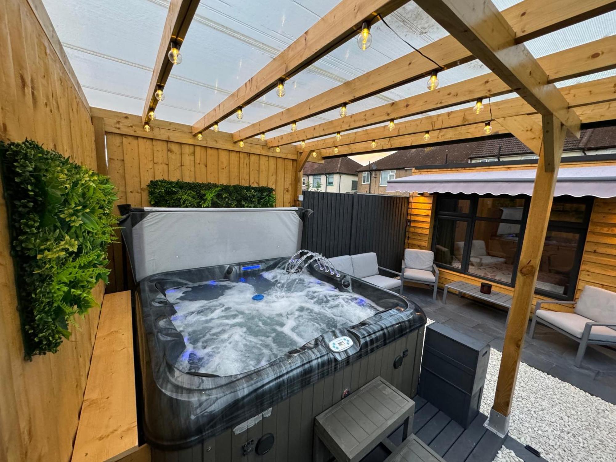 Wild & Free Hot Tub Retreat Apartment Dartford Luaran gambar